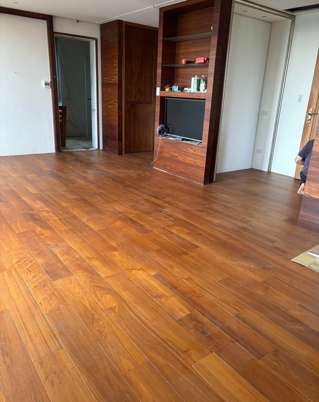 Wooden Flooring Design: 9 Ideas for Every Room 10 Polished medium-toned wooden plank flooring covering a large open room interior.